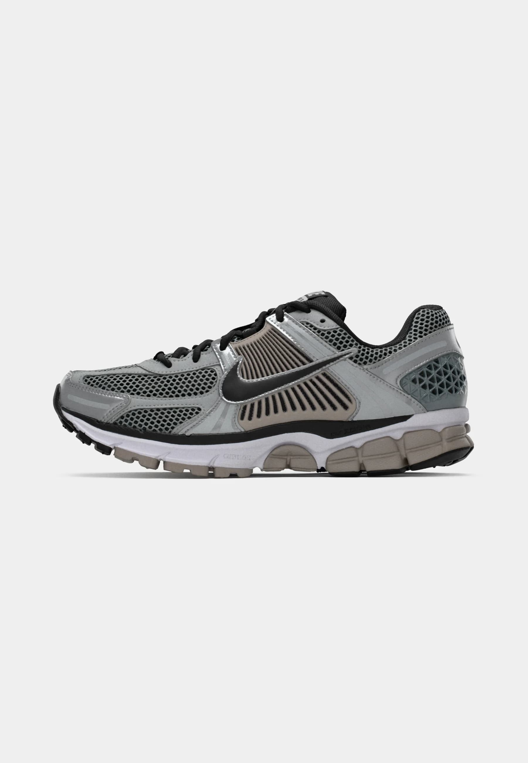 NIKE ZOOM VOMERO 5 MET