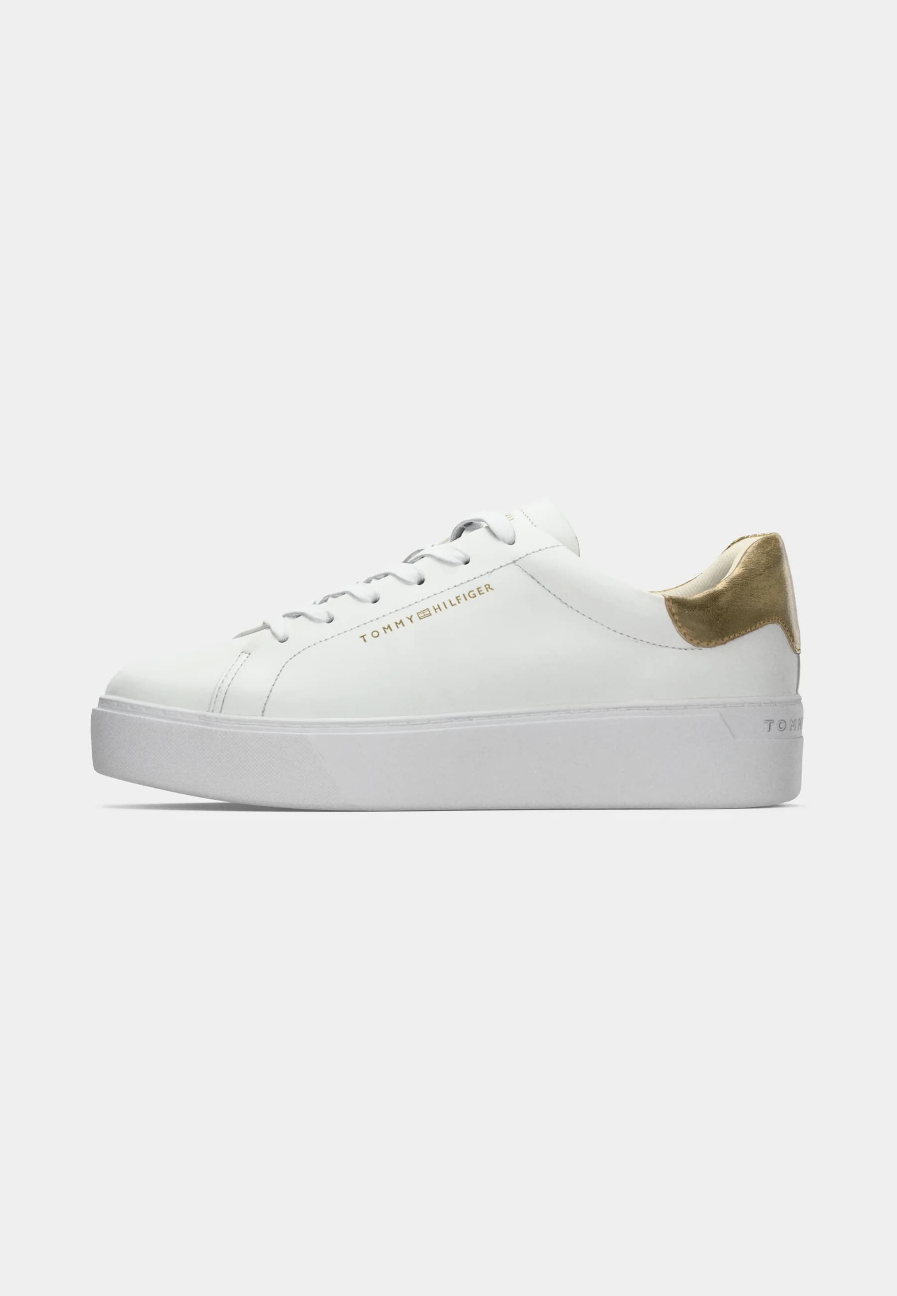 ESSENTIAL PLATFORM COURT SNEAKER