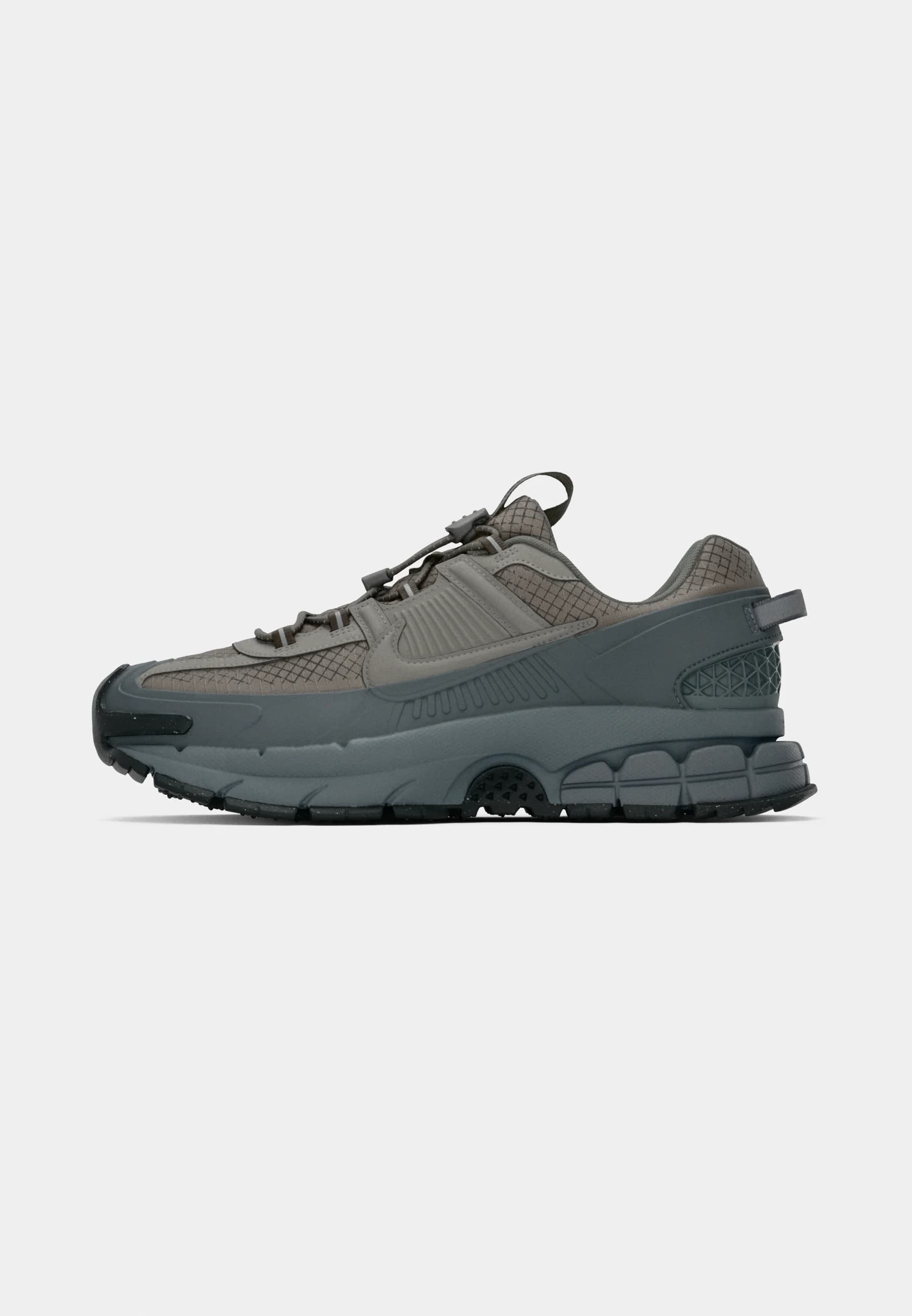 NIKE ZOOM VOMERO ROAM REFLT