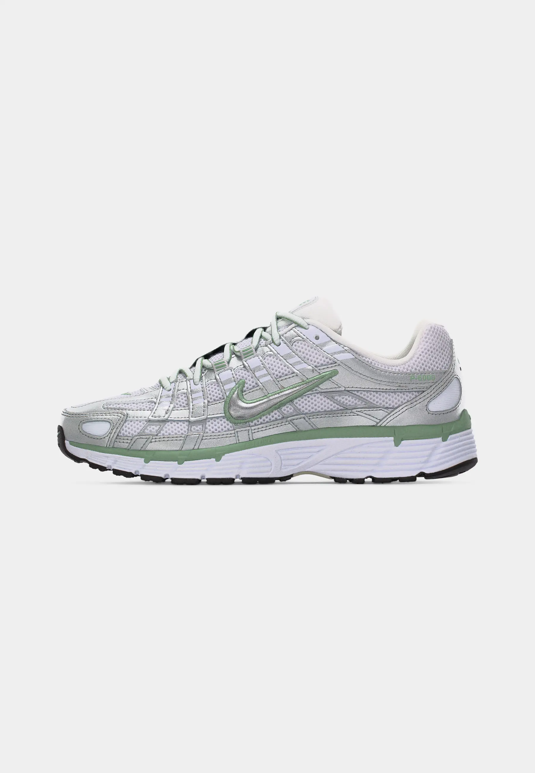 W NIKE P-6000