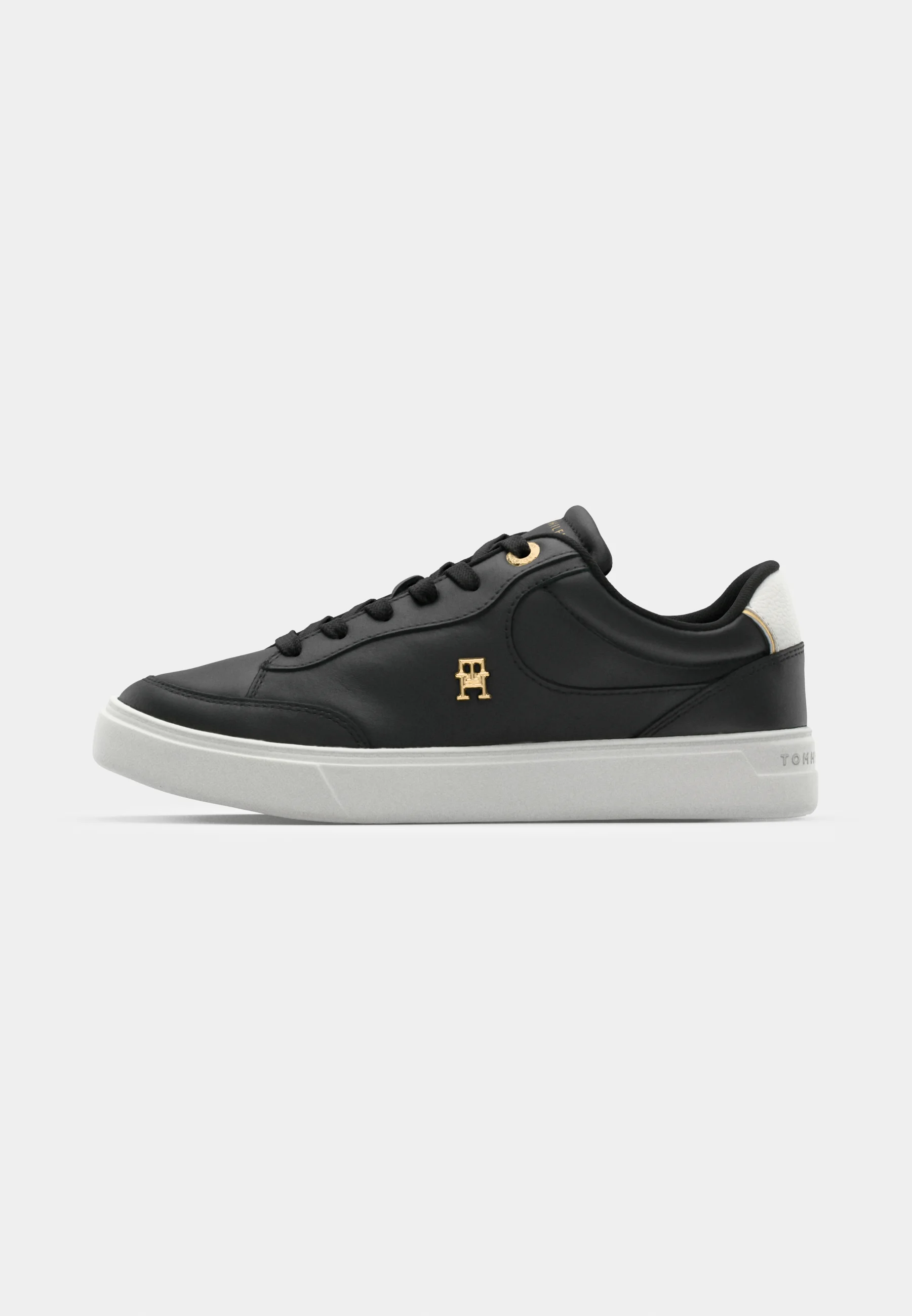 ESSENTIAL CHIC COURT SNEAKER